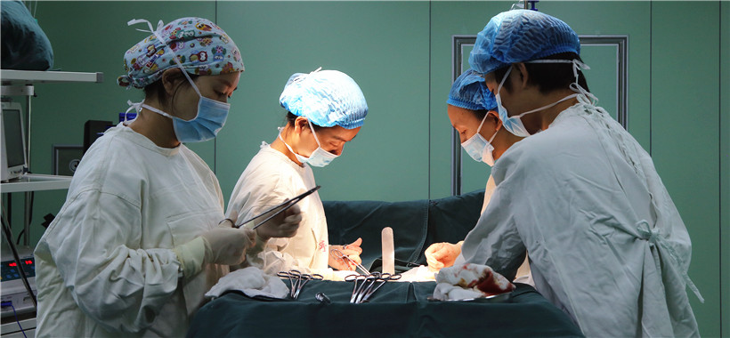 县医院妇产科成功切除一例巨大子宫阔韧带肌瘤 瘤子重达7.6斤